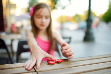 renkli topluca spinner ile oynayan kız