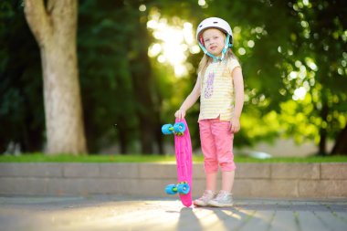 kaykay parkı ile poz kız