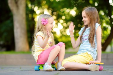 Şehir Parkı da skateboards kızlarla