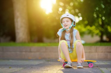 kaykay parkı üzerinde oturan kız