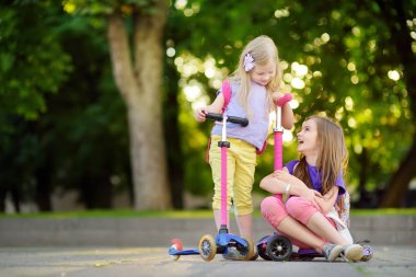 Scooter Şehir Parkı içinde kızlarla