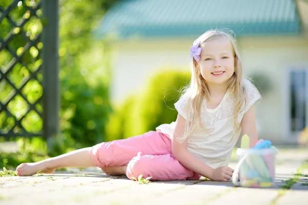 Маленькая девочка с разноцветными мелом — стоковое фото