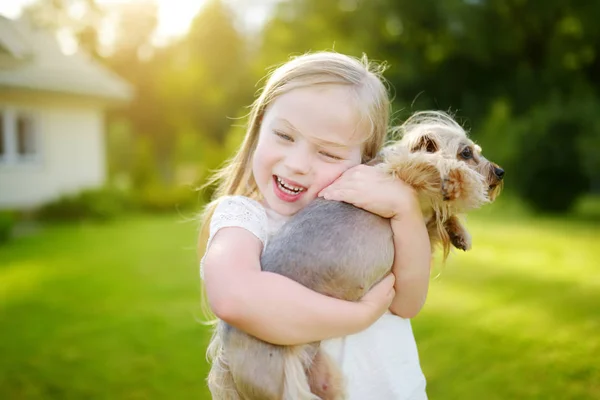 Mädchen hält Hund mit Yorkshire Terrier — Stockfoto