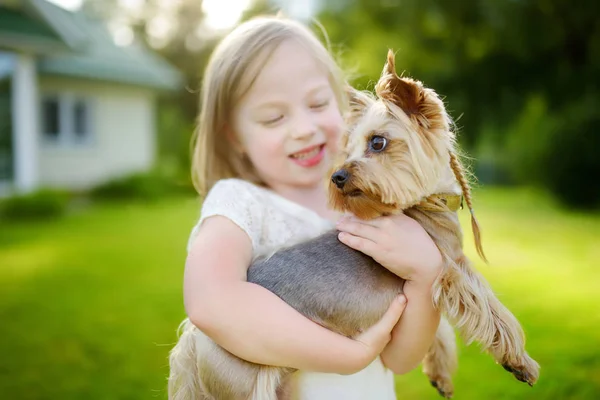 Flickan håller yorkshire terrier hund — Stockfoto