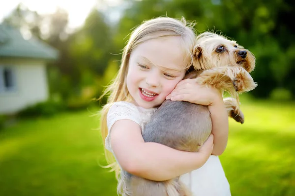 Fille tenant le chien terrier yorkshire — Photo