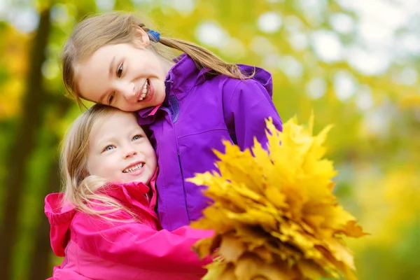 sonbahar parkta oynayan kızlar