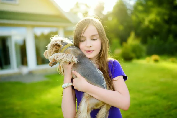Dziewczynka gospodarstwa pies yorkshire terrier — Zdjęcie stockowe