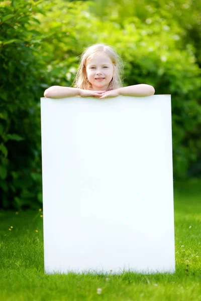 Kız holding büyük boş beyaz tahta — Stok fotoğraf