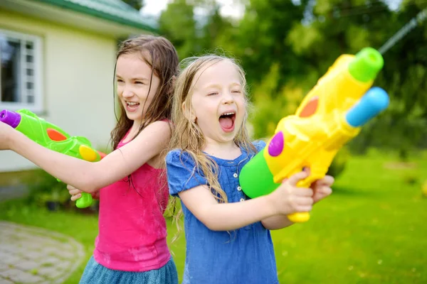 Enfants mignons jouant avec des pistolets à eau — Photo