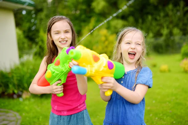 水の銃で遊んでいるかわいい子供たち — ストック写真