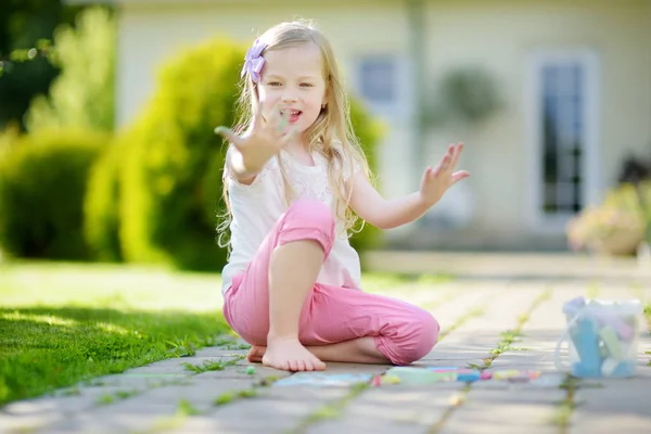 Κοριτσάκι με πολύχρωμα κρητίδες — Φωτογραφία Αρχείου