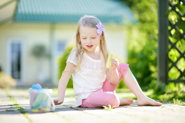 kız sarı tebeşir ile çizmek için öğrenme