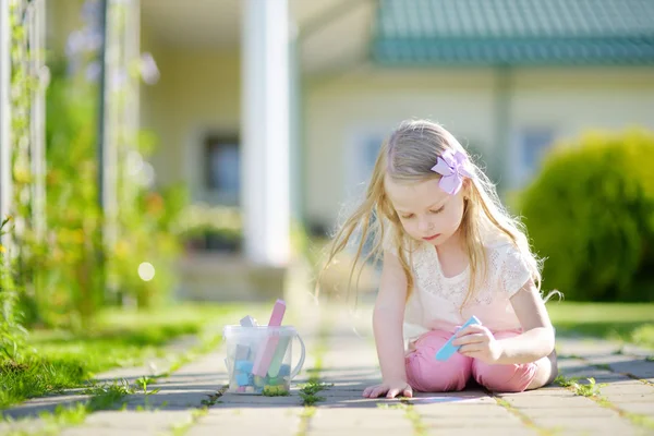 Menina desenho com giz azul — Fotografia de Stock