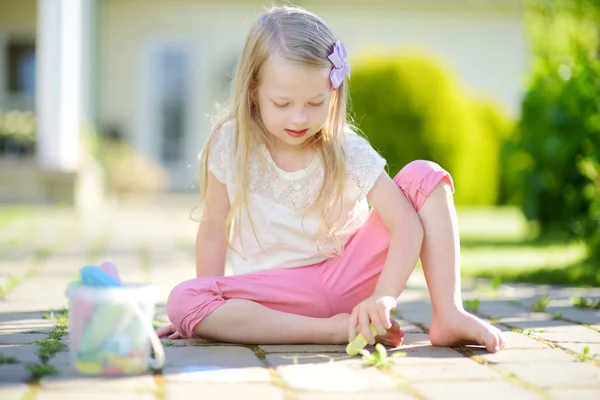 Disegno ragazza con gesso giallo — Foto Stock