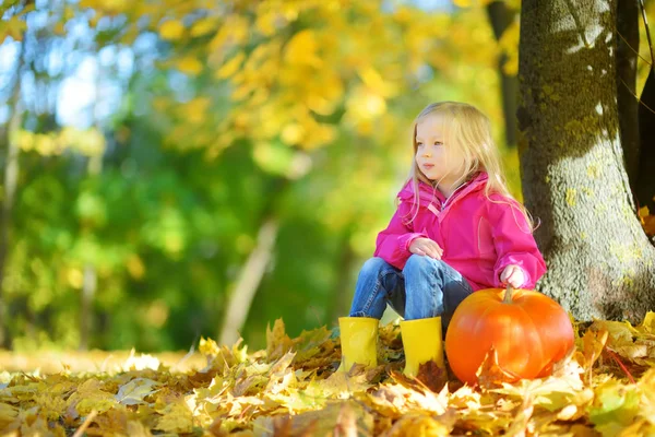 kabak yama üzerinde eğleniyor kız 
