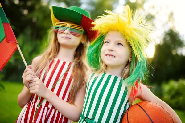 Kız kardeş tezahürat Millî Basketbol Takımı — Stok fotoğraf