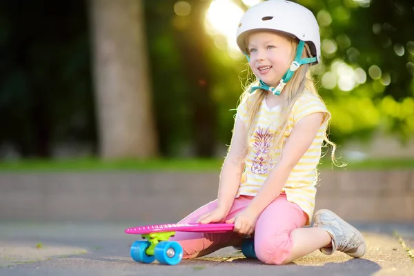 Niña aprendiendo a patinar en el parque — Foto de Stock