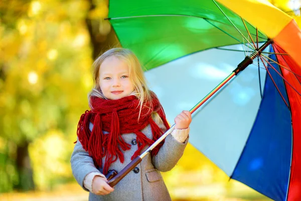 Meisje houdt regenboog paraplu — Stockfoto