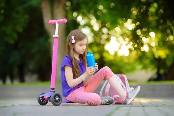 Kind zit op de scooter in park — Stockfoto