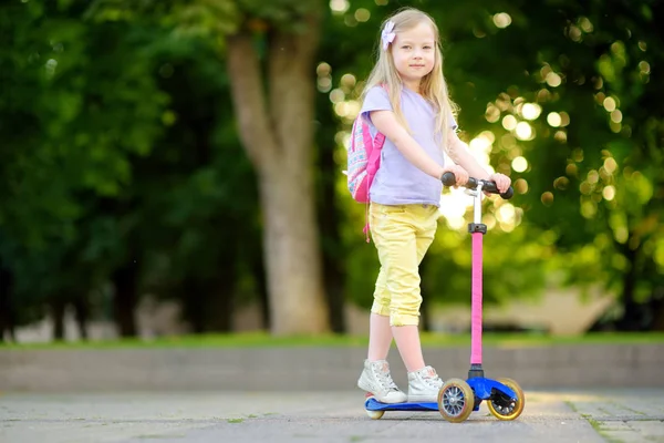 Çocuk scooter binmek için öğrenme — Stok fotoğraf