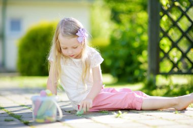 kız sarı tebeşir ile çizmek için öğrenme