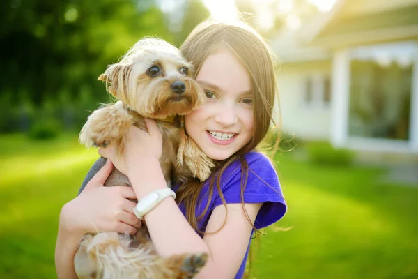 Ragazza in possesso di yorkshire terrier cane — Foto Stock