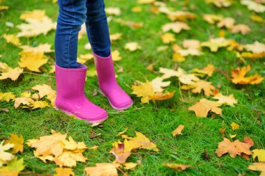 Pembe lastik çizme yolu üzerinde