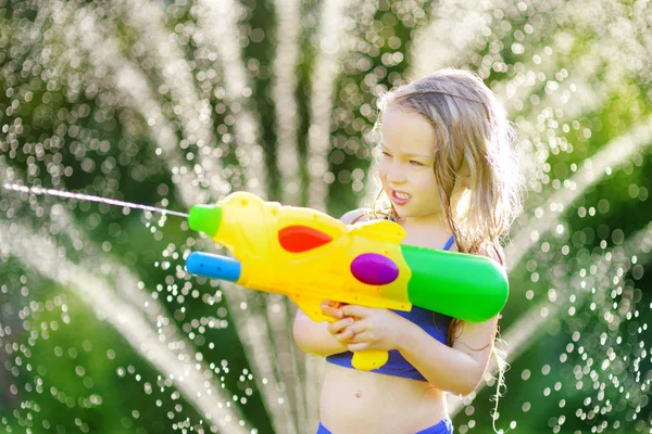 Το παιδί έχοντας διασκέδαση με το όπλο του νερού — Φωτογραφία Αρχείου