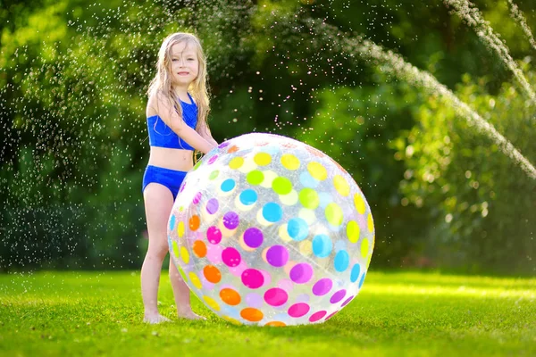 Dziewczyna z piłka plażowa — Zdjęcie stockowe