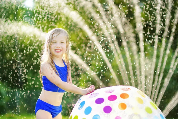 Chica jugando con inflable playa bola — Foto de Stock