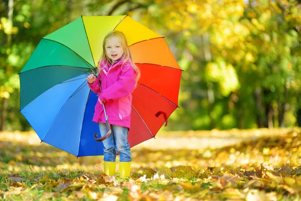 Menina segurando guarda-chuva arco-íris — Fotografia de Stock
