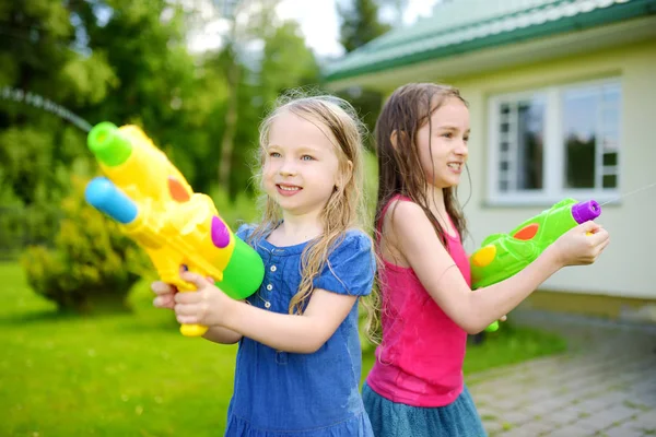 Niños se divierten con pistolas de agua — Foto de Stock