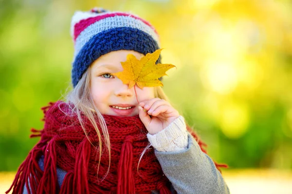 Dívka se baví v podzimním parku — Stock fotografie