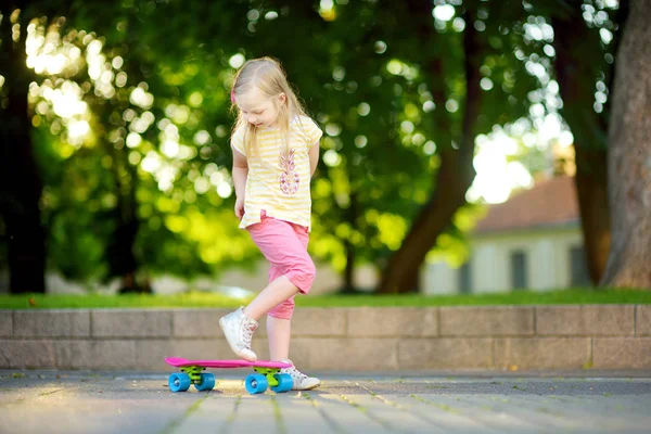 Το κορίτσι μαθαίνει να skateboard, πάρκο — Φωτογραφία Αρχείου