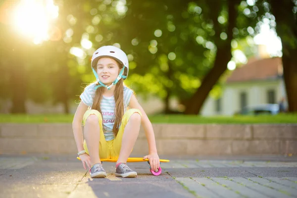 Bambino godendo skateboard giro — Foto Stock