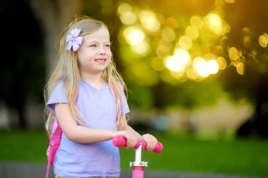 Çocuk scooter binmek için öğrenme