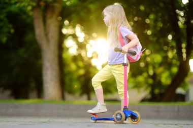 Çocuk scooter binmek için öğrenme