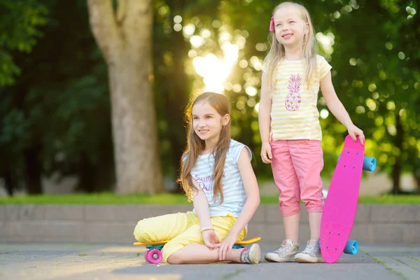 Mädchen mit Skateboards im Stadtpark — Stockfoto