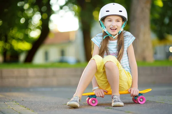 Criança desfrutando de passeio de skate — Fotografia de Stock