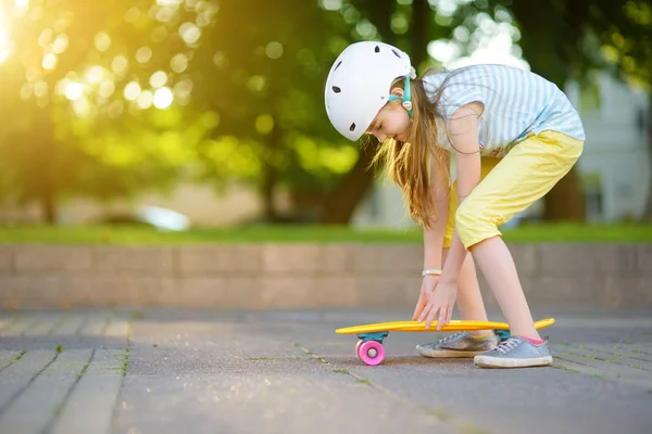 Дитина насолоджується скейтбордингом — стокове фото