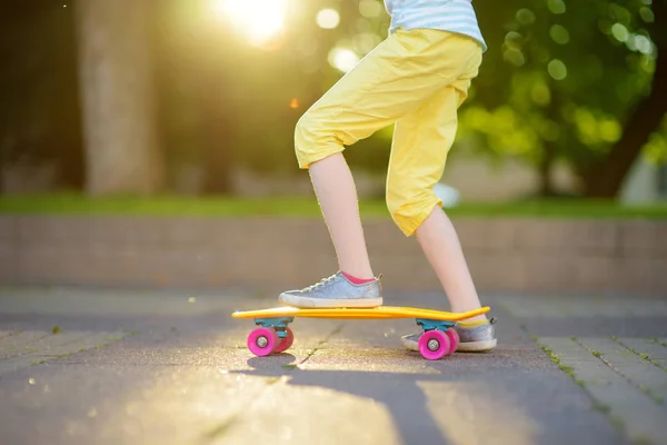 Дівчина вчиться скейтборді в парку — стокове фото