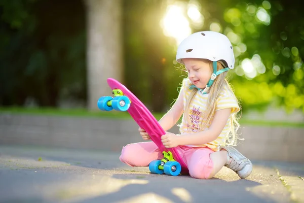 Το κορίτσι μαθαίνει να skateboard, πάρκο — Φωτογραφία Αρχείου