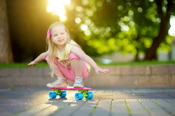 Meisje leren skateboard in park — Stockfoto