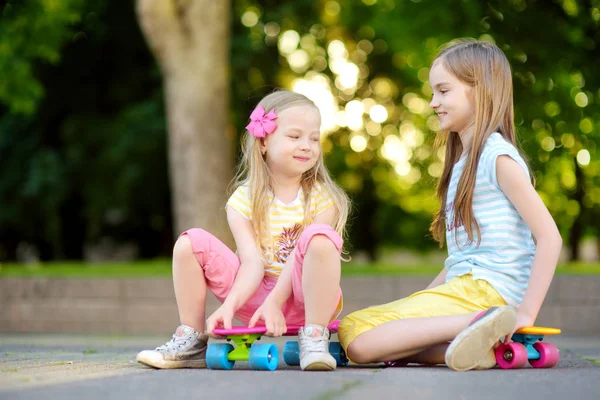 Dziewczyny z deskorolki w parku miejskim — Zdjęcie stockowe