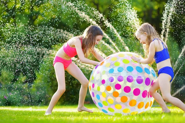 Niñas jugando con la bola inflable — Foto de Stock