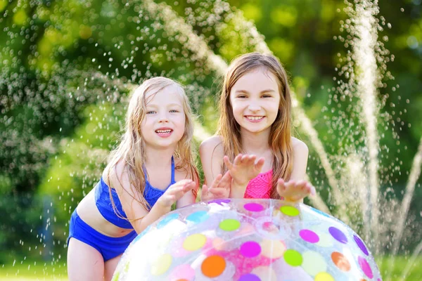 Küçük kızlar ile şişme top oynarken — Stok fotoğraf