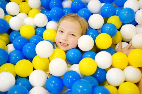 pit'e eğleniyor kız