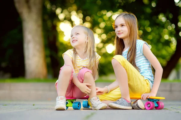 Dziewczyny z deskorolki w parku miejskim — Zdjęcie stockowe