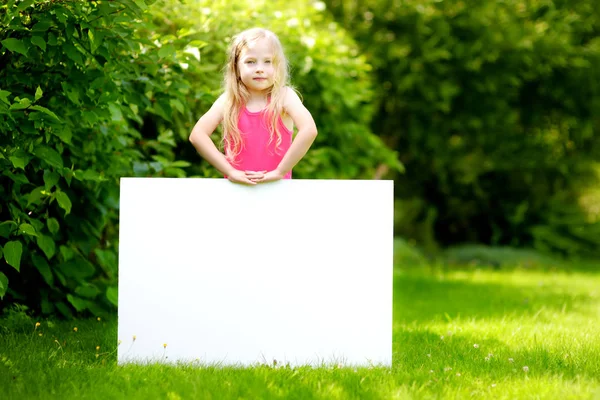 Kız holding büyük boş beyaz tahta — Stok fotoğraf