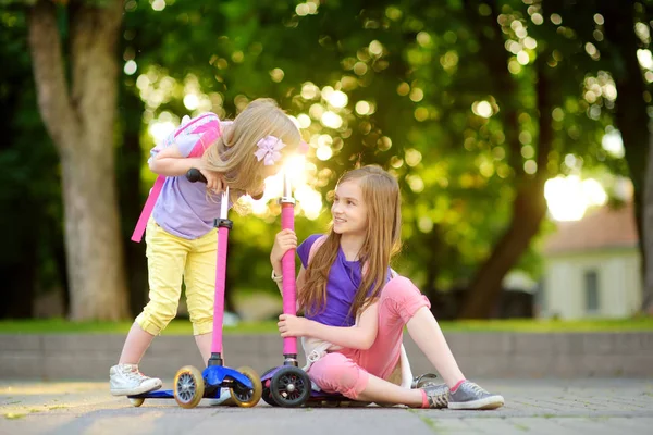 Scooter Şehir Parkı içinde kızlarla